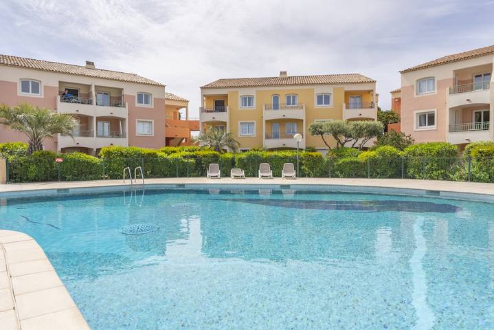 Ferieleilighet for 3 personer, med hage og barnebasseng i tillegg til balkong i Cote d'Azur