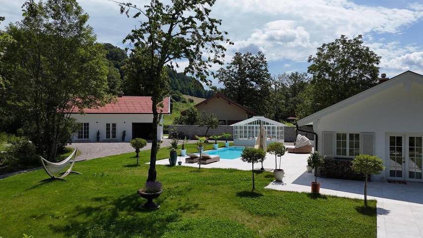 Bungalow für 5 Personen, mit Terrasse und Garten sowie Pool und Ausblick