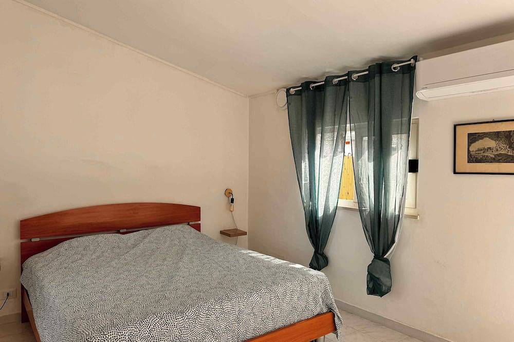 Alley 9 and 3 quarters: ground-floor building downtown in Gaeta, Latina Province