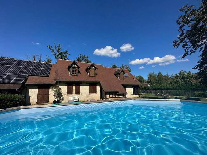 Location de vacances pour 14 personnes, avec Terrasse ainsi que Jardin et Piscine à Yvoy-le-Marron
