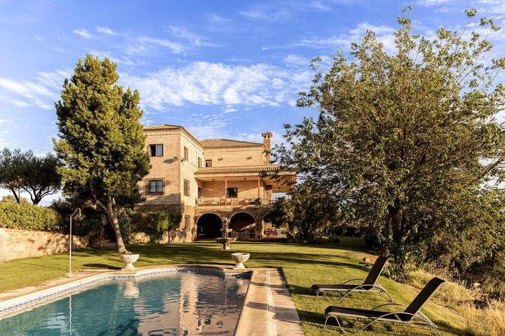 Hotel for 2 people, with Terrace and Yard as well as Pool in Toledo