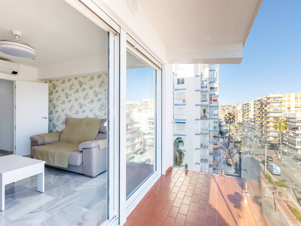 Entire apartment, Charming beachfront apartment in Torre del Mar, 2 bedrooms, air conditioning, pool in Playa de Torre del Mar, Torre del Mar