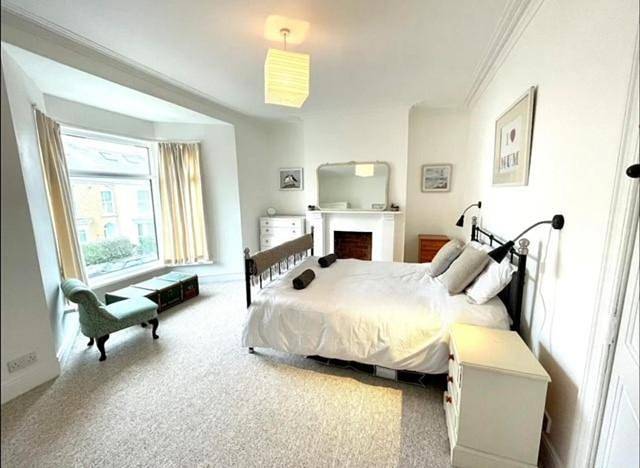 Bed and breakfast for 10 people in South-Wales