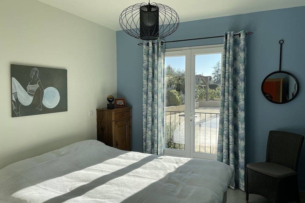 Hermosa villa nueva con jardín y piscina entre viñedos y monte bajo. in Argilliers, Region de Nimes