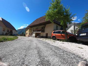 Location de vacances pour 10 personnes, avec vue et jardin à Bovec