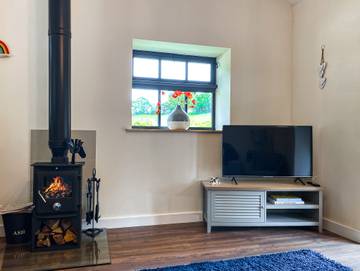 Log Cabin for 4 People in Staffordshire, Photo 1
