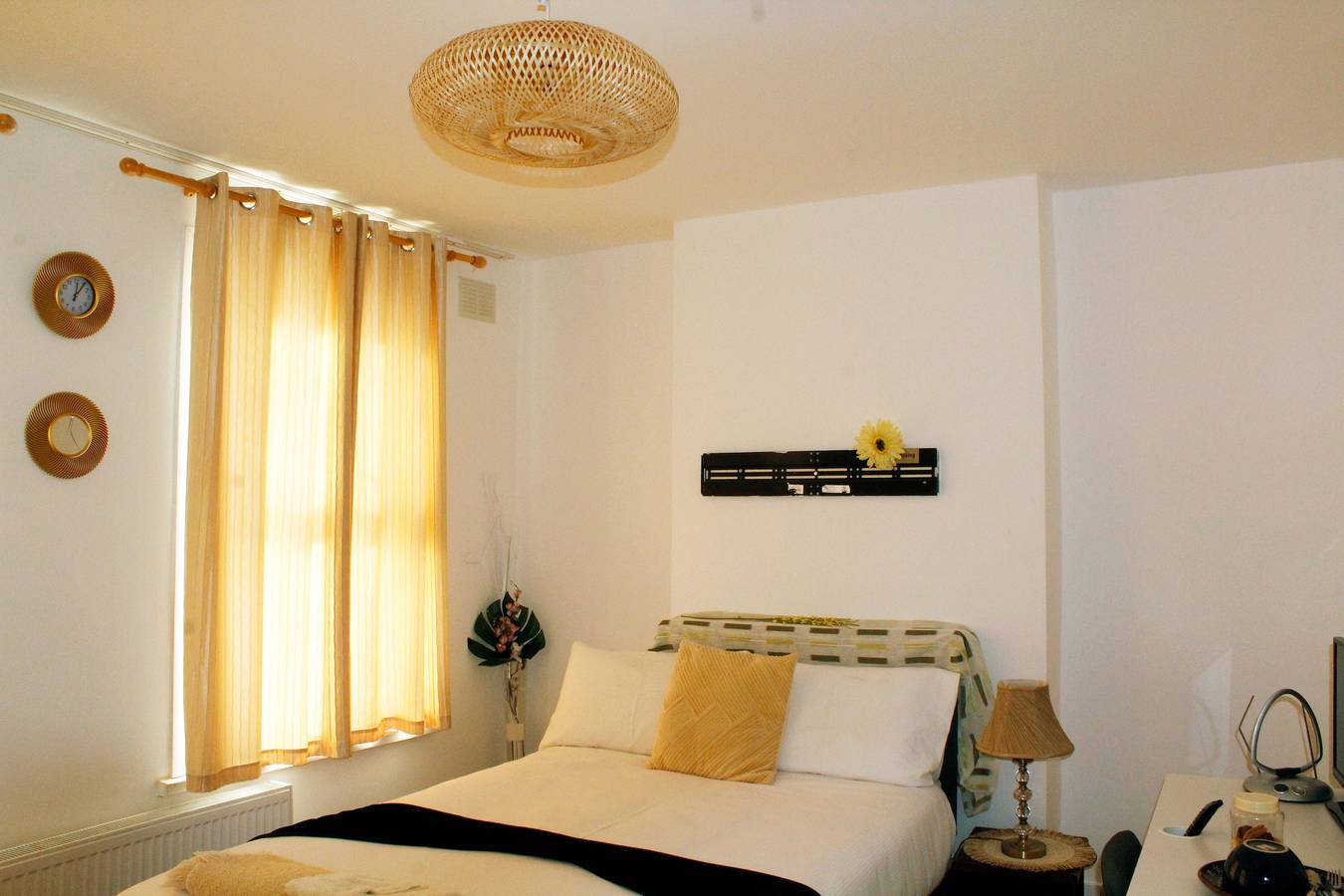 Spacious 4-Bed House - Sleeps 5, Garden & Parking in London, Südostengland