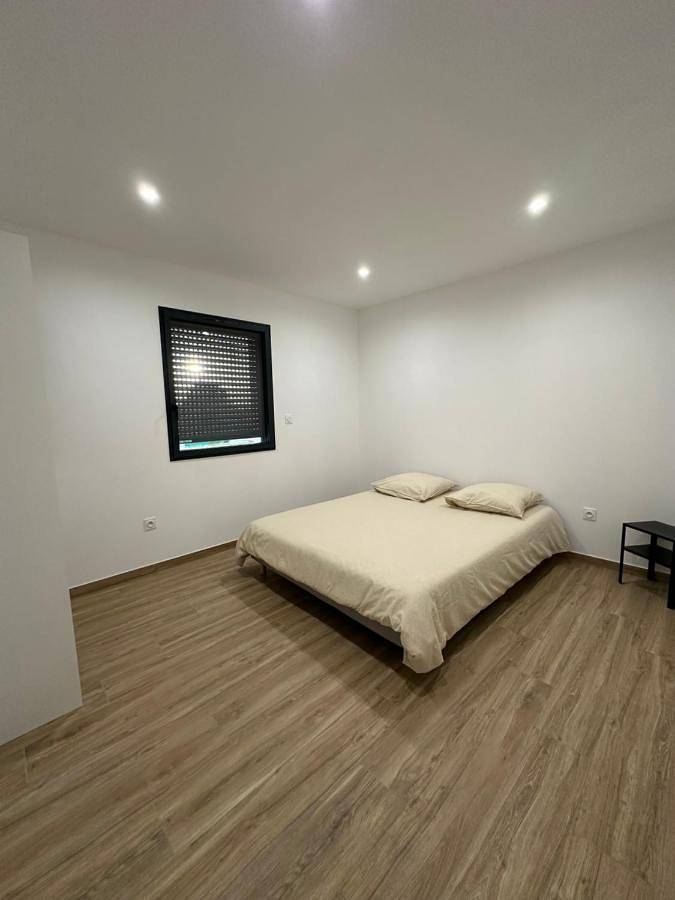 Appartement entier, One-Bedroom Apartment in Boisset-lès-Montrond, Montbrison