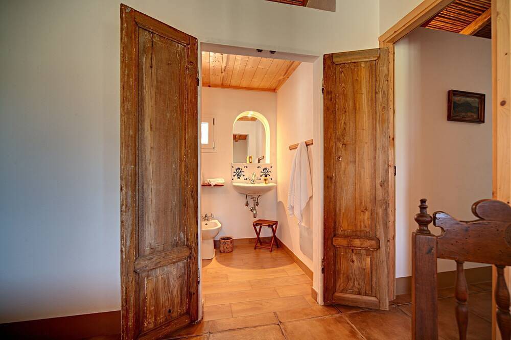 Cottage with pool, vineyard and breathtaking views (Manca) in Galtellì, Barbagia