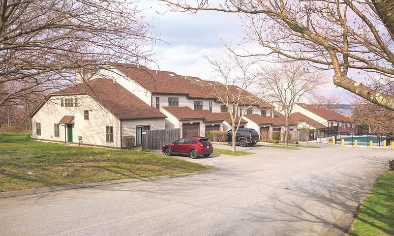 Vacation rental for 6 people, with pool and balcony as well as hot tub and yard in Jamestown