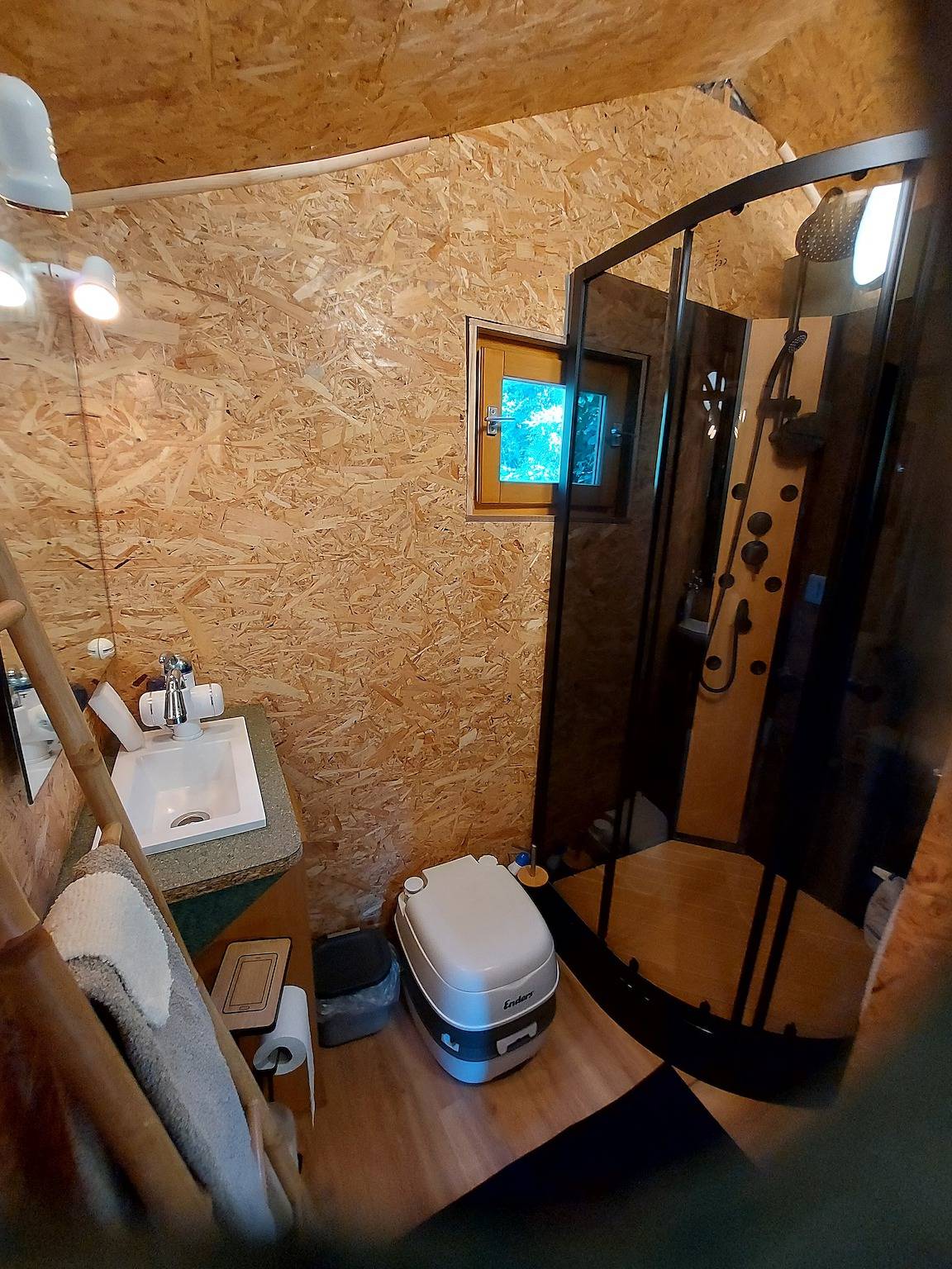 Chalet 'Midden in de natuur' met privéterras, gedeelde tuin en wifi, foto 8