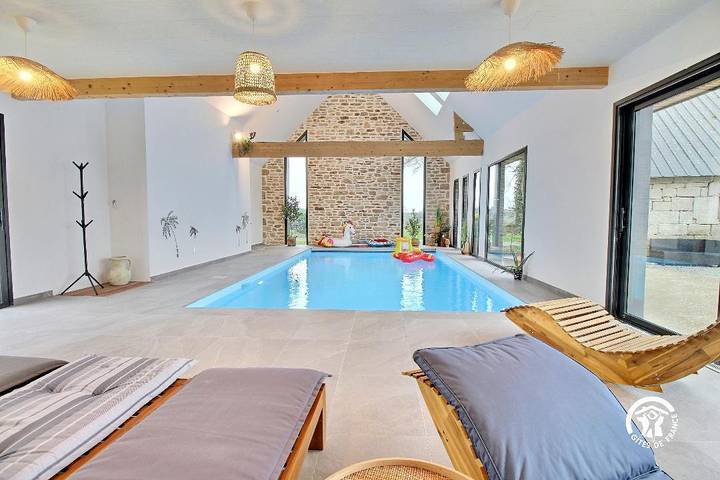 Gîte pour 10 personnes, avec Terrasse ainsi que Jardin et Piscine à Pluméliau