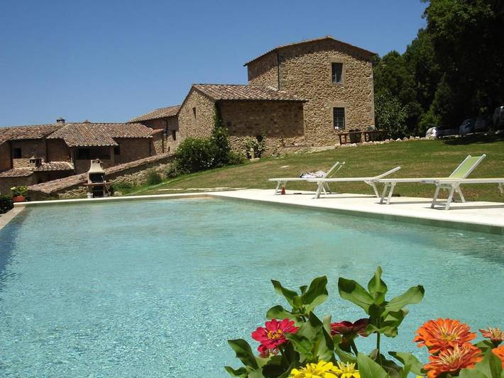 Agriturismo per 6 persone, con panorama e piscina nonché giardino, con animali domestici in Colle di Val d'Elsa