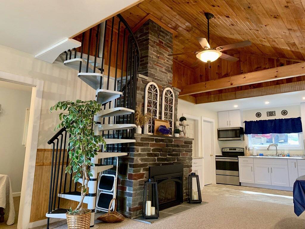 Private lake-front cabin with walk-in access to water, next to state park. in Rutland County