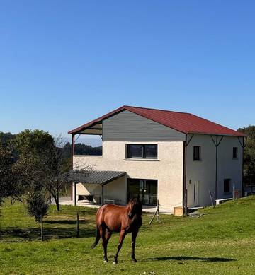 Gîte pour 8 personnes, avec jardin et vue à Saint-Genest-Lerpt