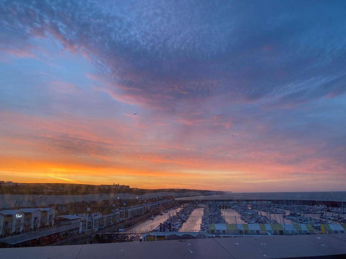 Entire apartment, Three-Bedroom Apartment with Ocean View in Brighton Marina, Brighton