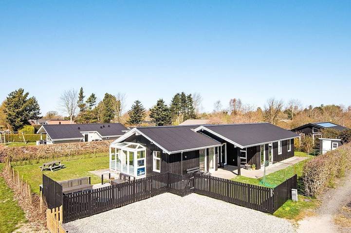 Ferienhaus für 9 Personen, mit Pool und Sauna sowie Terrasse in Pøt Strandby