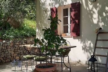 Gîte pour 3 personnes, avec jardin et terrasse ainsi que piscine et jacuzzi à Roquevaire