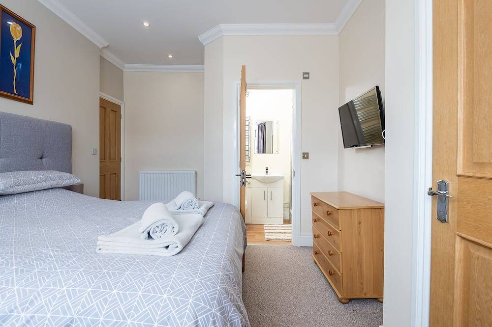 In the centre of Great Yarmouth with the beach and arcades a 3 minute walk away in Great Yarmouth, The Broads