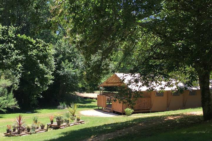 Gîte pour 5 personnes, avec piscine ainsi que jardin et terrasse à Le Buisson-de-Cadouin