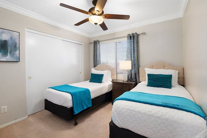 Vacation rental for 11 people, with pool and hot tub as well as yard in Gilbert