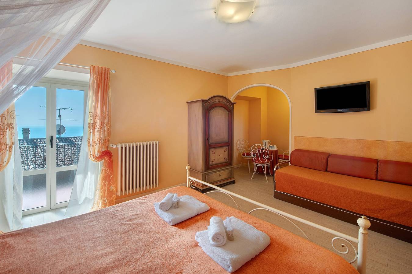 Bed & Breakfast 'Giardini Di Corte - Dalia' met Uitzicht op het Meer, Wifi en Airco, foto 11