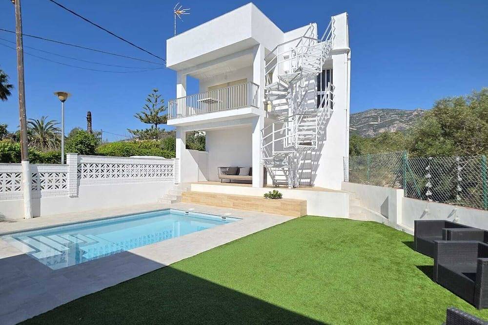Family villa in Alcanar Playa with swimming pool, chill out and barbecue. in Alcanar, Costa Dorada