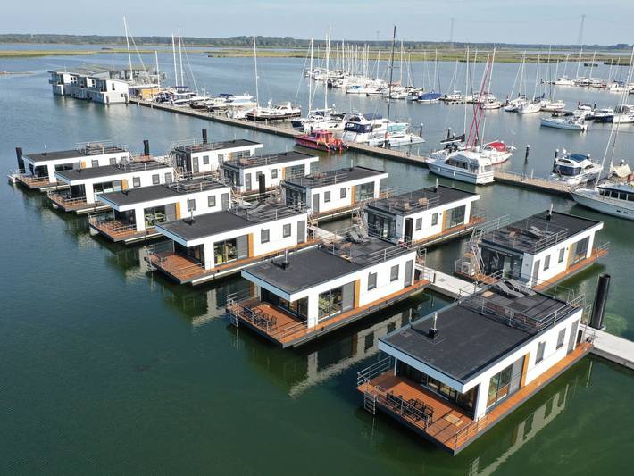 Boot für 4 Personen, mit Balkon und Terrasse sowie Sauna und Seeblick in Kröslin