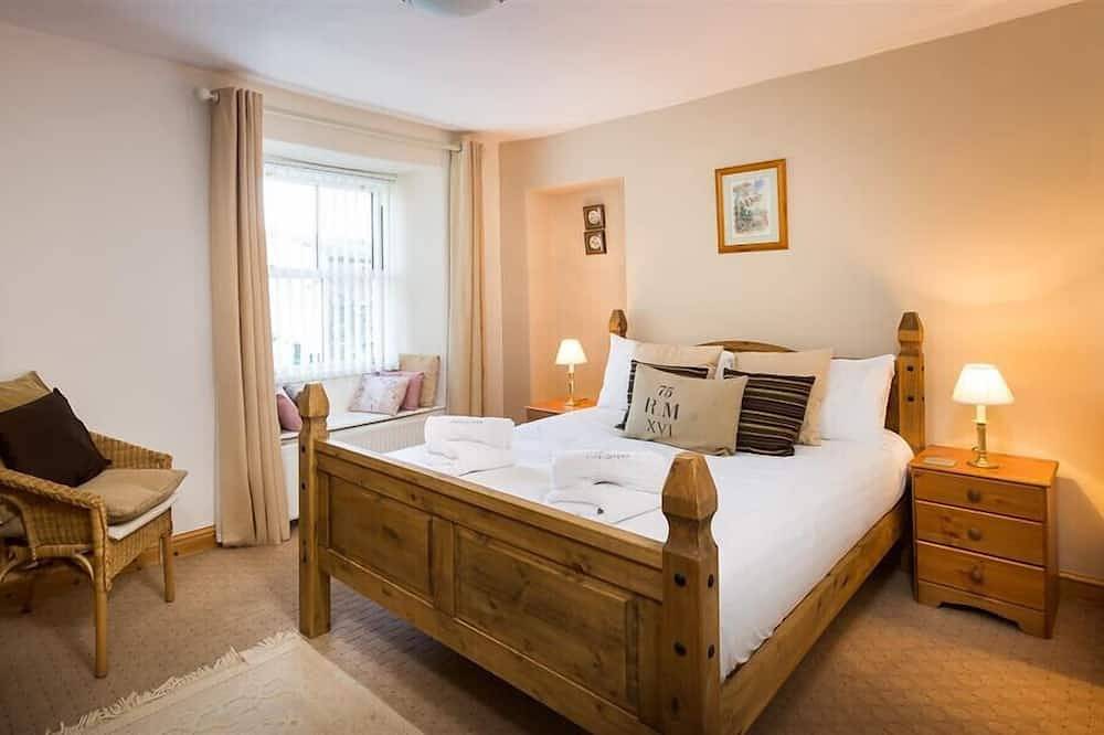 Mulberry Cottage, pet friendly, with open fire in Kendal in Staveley, Lake District