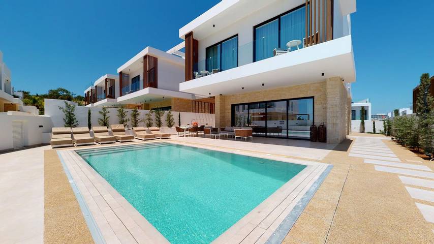 Holiday home for 8 people, with terrace in Cyprus