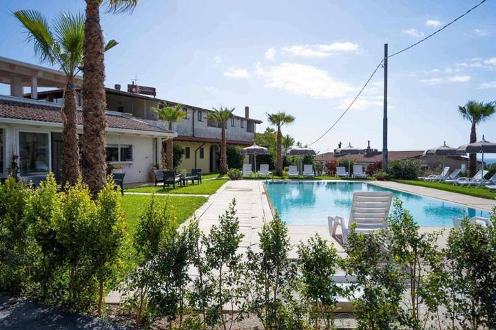 Hôtel pour 2 personnes, avec Balcon et Terrasse ainsi que Piscine et Vue à Santa Marina - 2