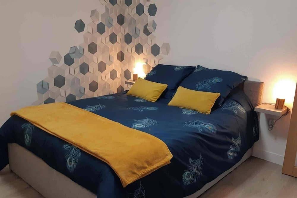 A charming, quiet, and rustic little cottage with a small garden and private parking. in Clisson, Nantes region