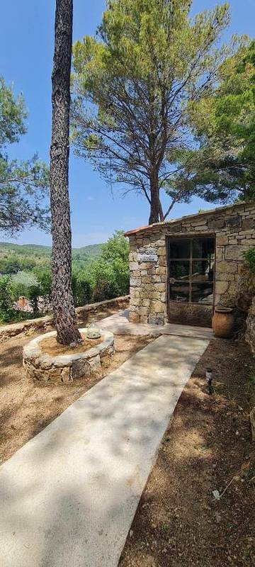 Gîte pour 2 personnes, avec jardin ainsi que piscine et vue à Salernes