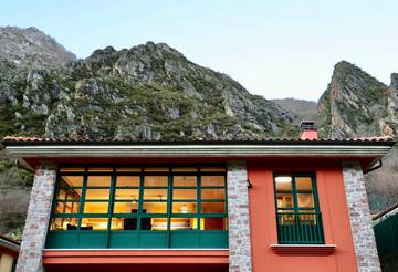 Gîte pour 10 personnes, avec jardin et vue dans Pola de Somiedo