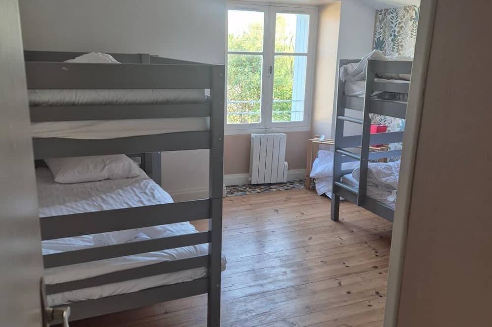 Entire apartment, Three Bedroom House  8 beds in Ternant (Charente-Maritime), Saint-Jean-d'Angély region