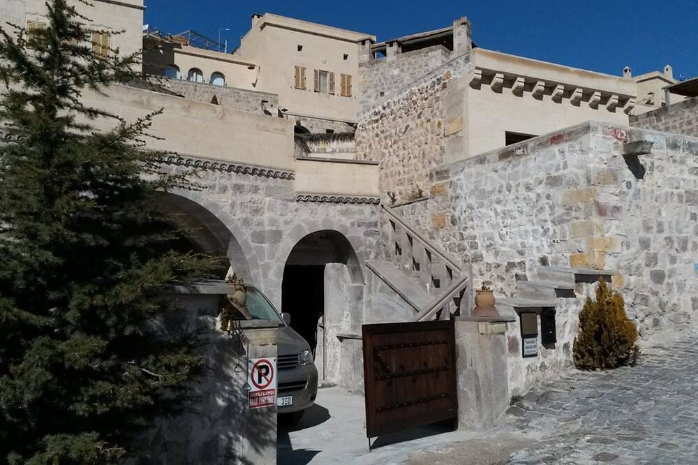 Cave accommodation in Cappadocia with stunning views over valleys and Mt. Argeus in Uçhisar, Nevşehir