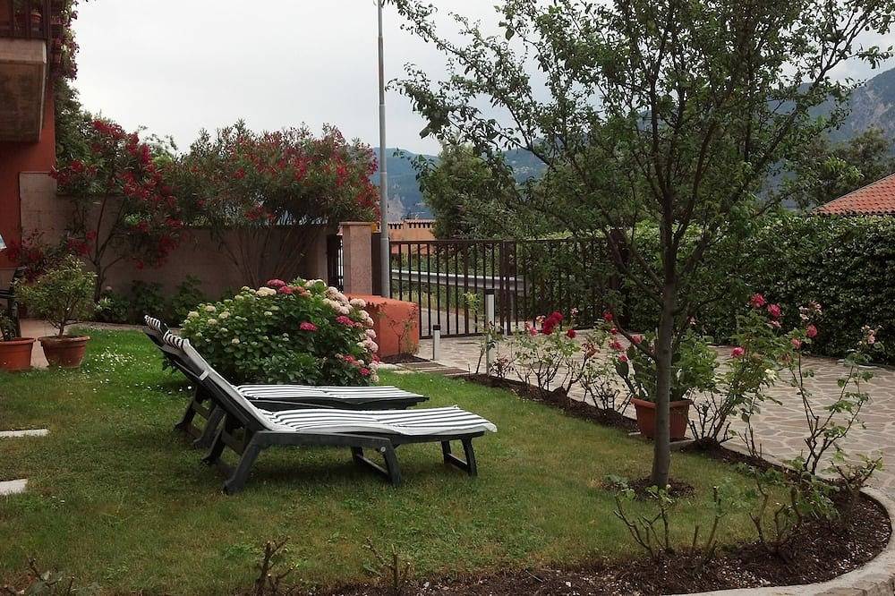 Entire apartment, Morena apartment with garden and terrace overlooking the lake, ideal for relaxation and sports in Malcesine, Garda Mountains