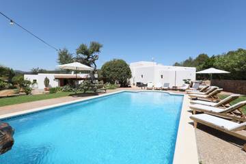 Villa in Santa Eulària des Riu, East Ibiza für 14 