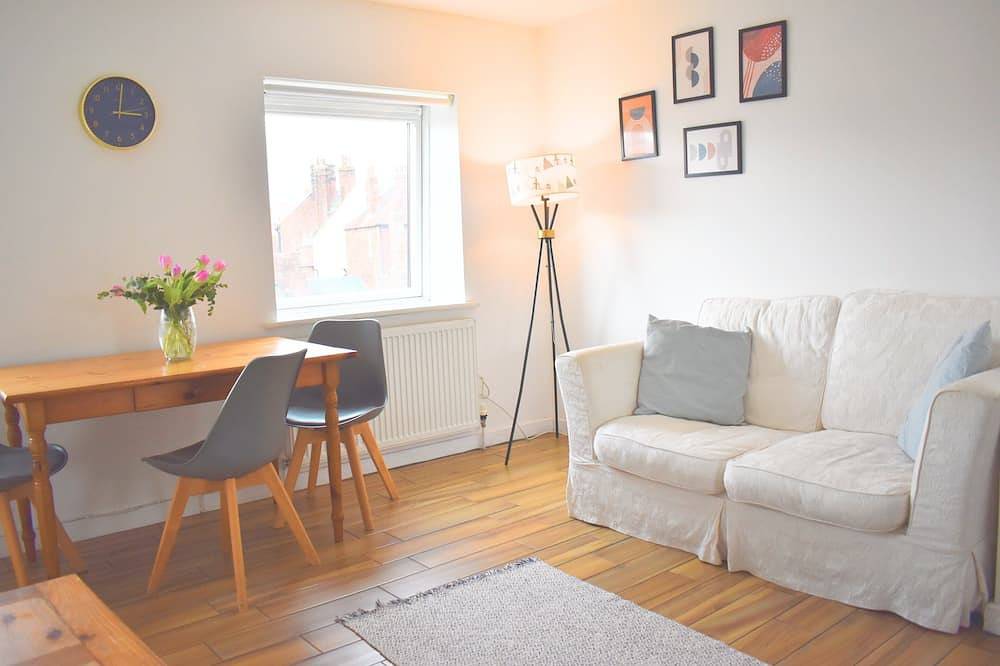 Entire apartment, Peaceful City Centre Top Floor Apartment - Located in the Heart of Chichester, Sleeping 2 People. in Chichester, West Sussex