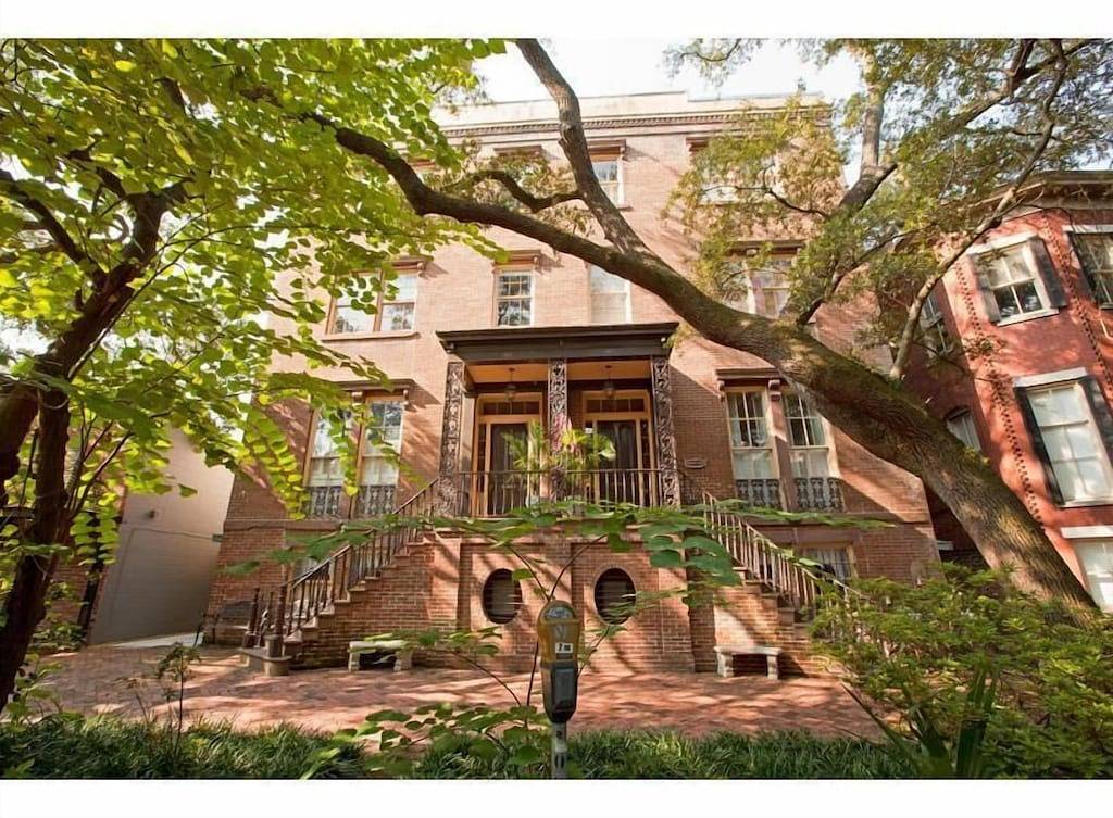 Ganze Wohnung, Bleib bei Lucky Savannah: Home über Mrs. Wilkes Restaurant mit einem Kingsize-Bett in Savannah, Chatham County