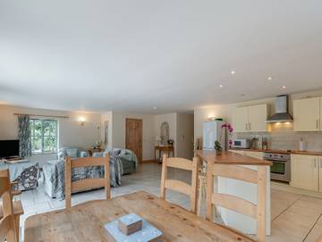 Log Cabin for 6 People in Heydour, Lincolnshire, Photo 3