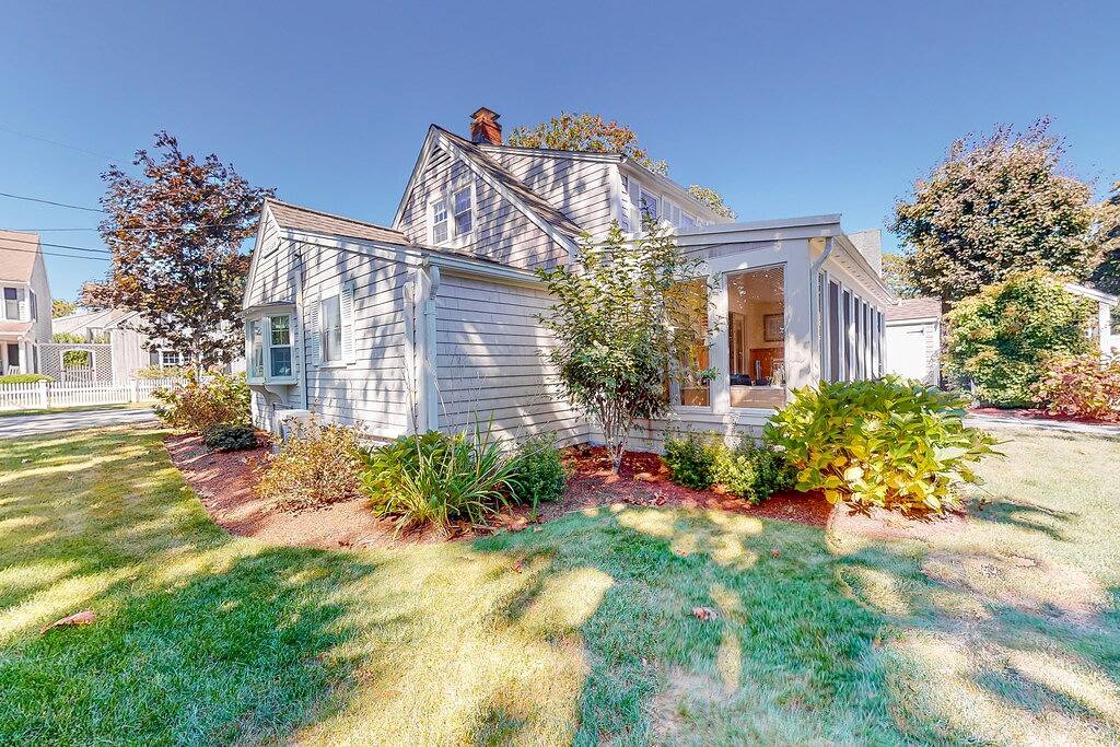 Quaint coastal home with fast Wifi, W/D, skylights, and outdoor grilling in Harwich Port, Harwich