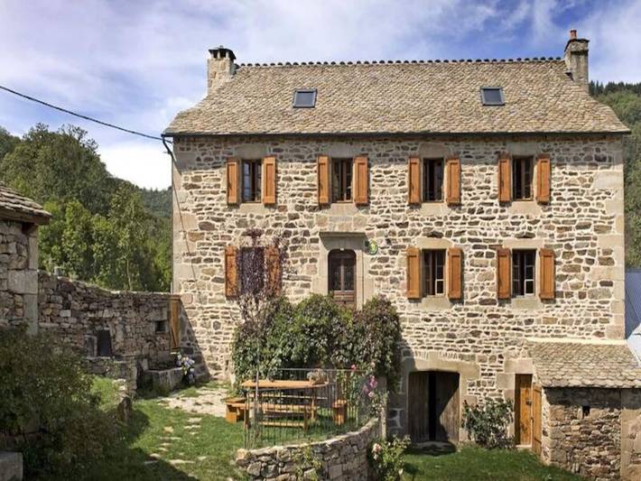 Gîte pour 8 personnes, avec jardin ainsi que terrasse et piscine, animaux acceptés dans Les Salces