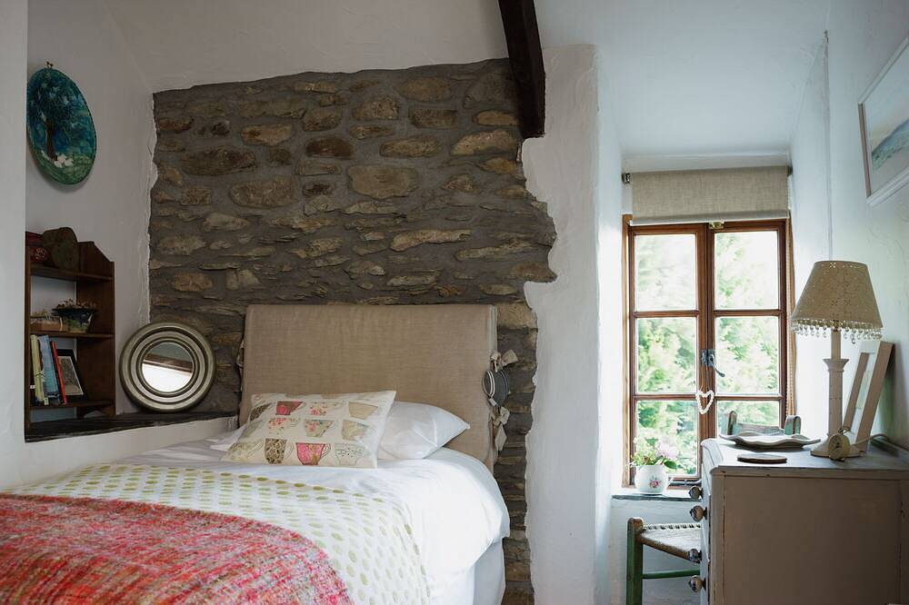 Pet-friendly stone farmhouse on the Sheep's Head in Sheepshead, County Cork