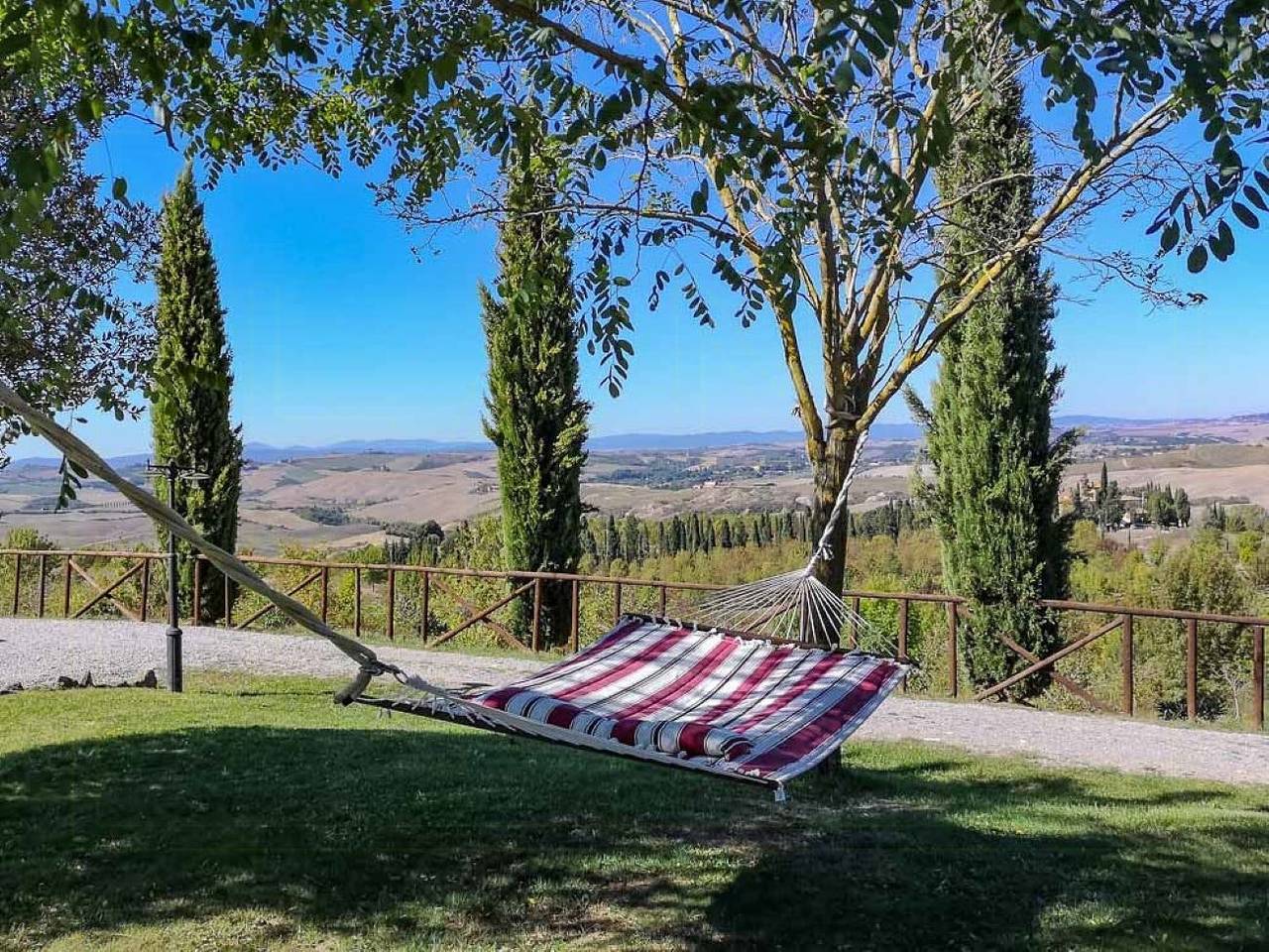 Ganze Wohnung, Ferienwohnung auf einem Bauernhof mit Pool in Asciano in Asciano, Siena Provinz