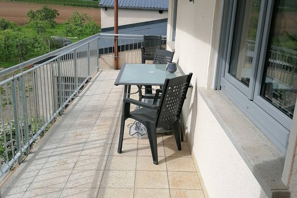 Ganze Wohnung, Ferienwohnung (100 qm) mit Balkon in Karlstadt, Maindreieck