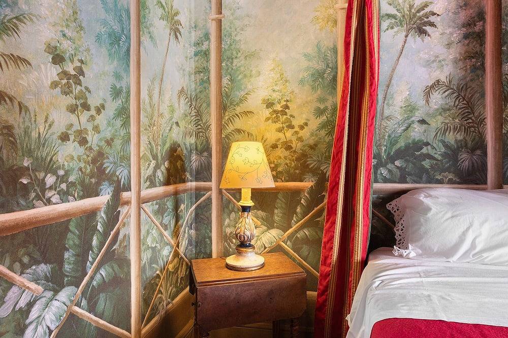 Chambre de l'Explorateur du Château de Château l'Evêque in Château-l'Évêque, Périgord Blanc