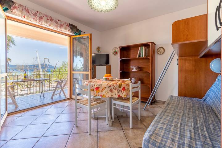 Apartamento entero, Apartamento "Rosso Marrone" con vistas al mar, terraza privada y Wi-Fi in Pivarada, Alguer