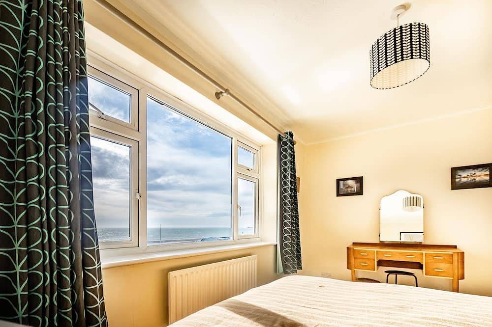 Sunset beach house, right on the seafront in Seaford, East Sussex