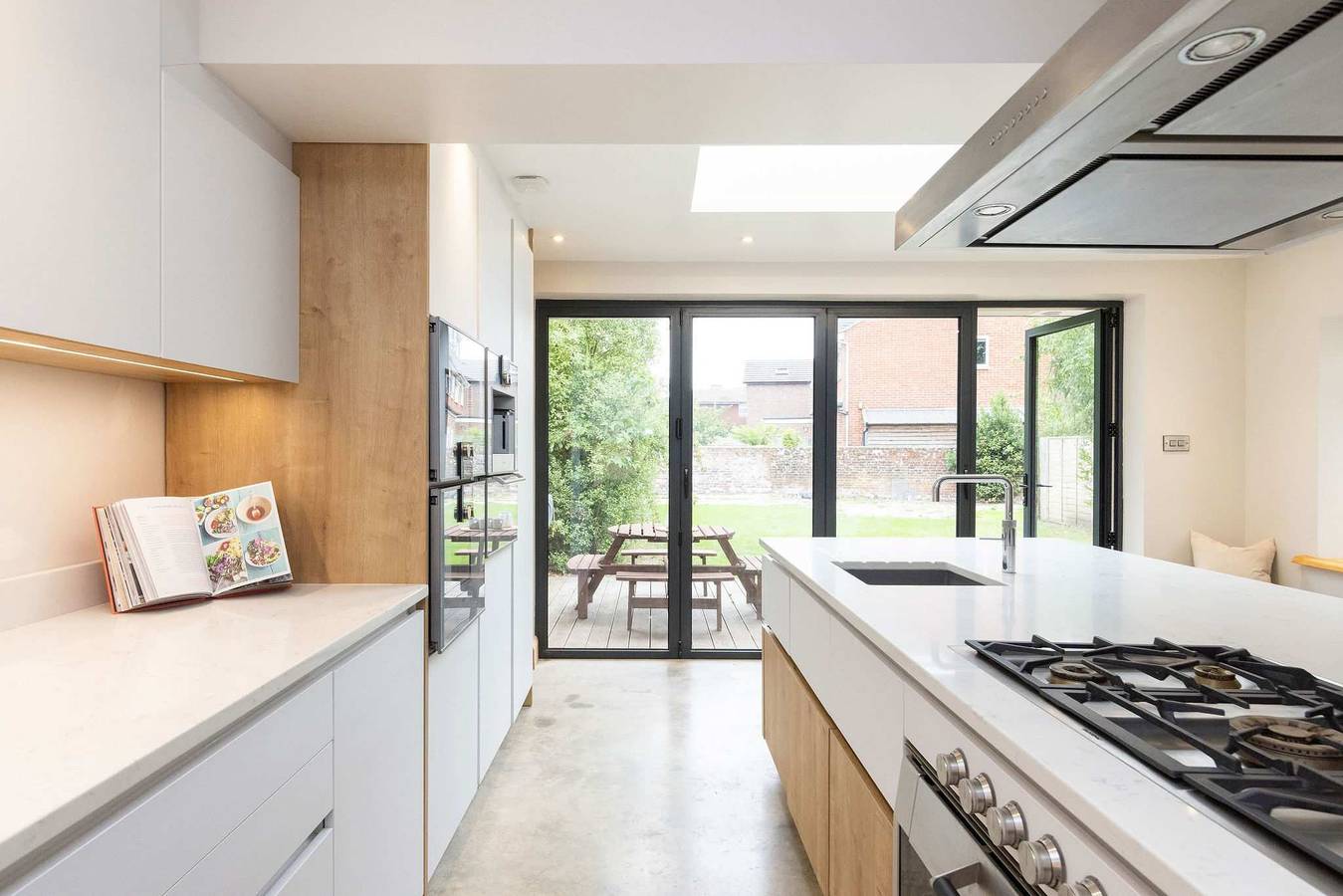 Spacious 4-Bed Near City & Sea in Hunston, West Sussex